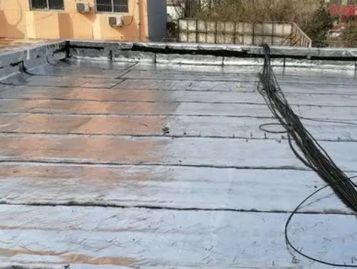 丘北卫生间漏水维修公司分享下丘北屋面楼顶防水刚性防水层施工要点。